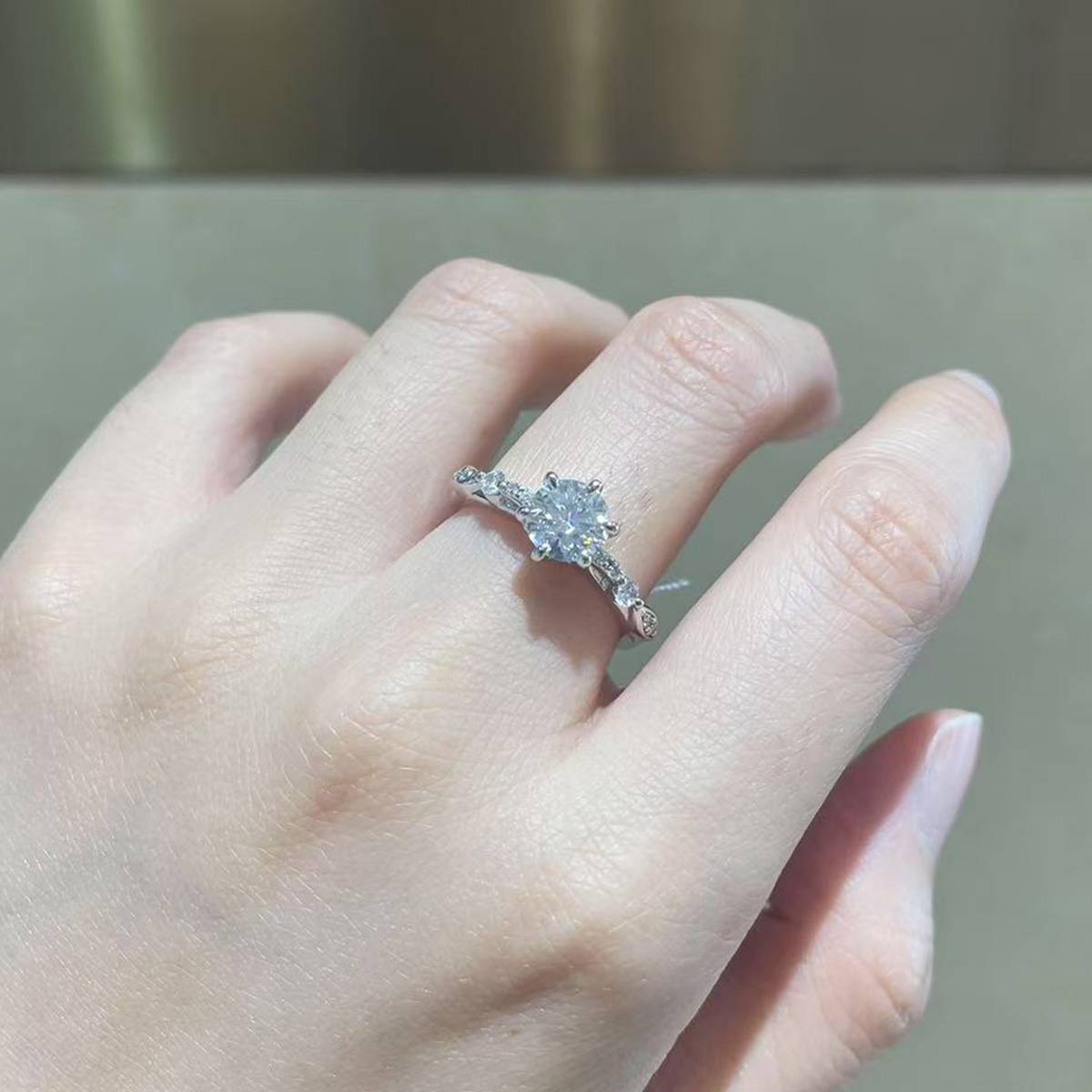 Fashion Six Claw Women's Ring S925 Silver Plated Platinum Customized Selection Main Stone Moissanite 1.0ct/Side Stone Cubic Zirconia